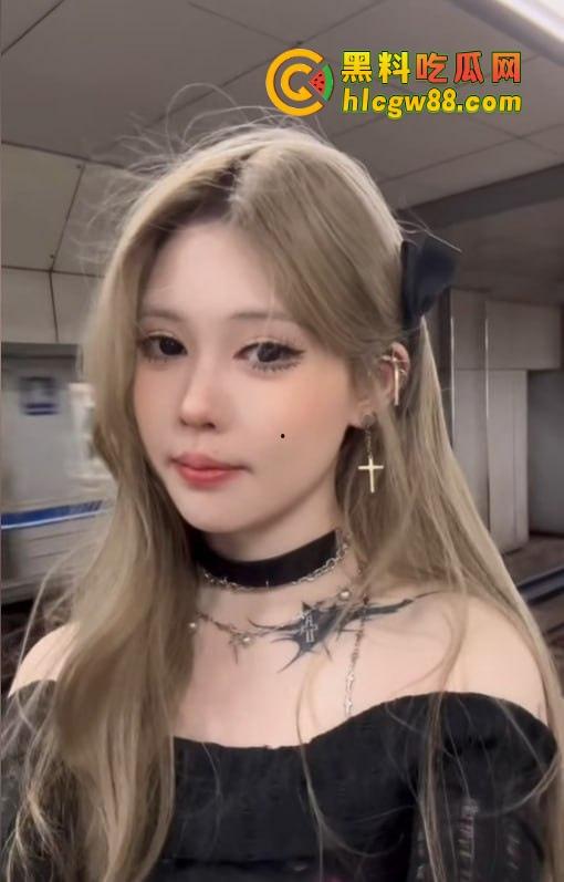 芜湖鸠江区YJ理发店楼上惊现骚操作,大哥一发火箭抖音美女博主『 鱼鱼骨』趴着掰逼自拍,窗帘都不拉!-4