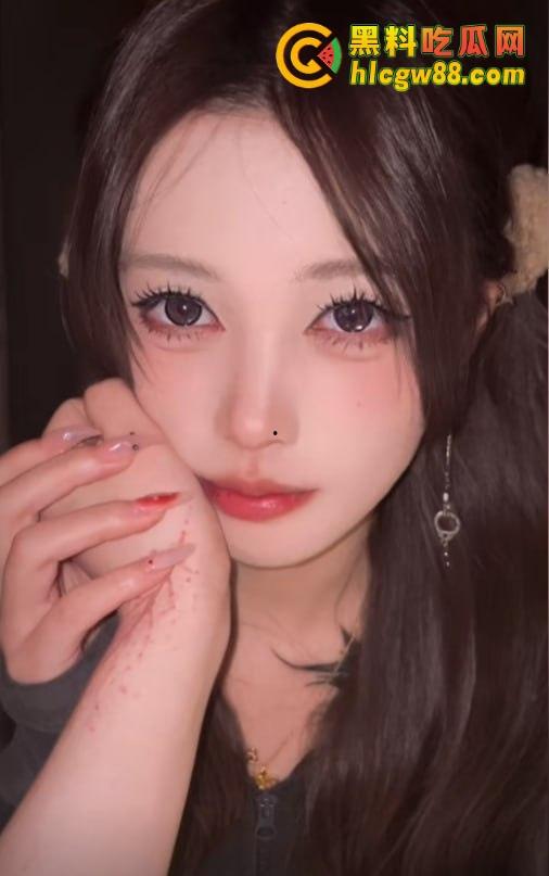 芜湖鸠江区YJ理发店楼上惊现骚操作,大哥一发火箭抖音美女博主『 鱼鱼骨』趴着掰逼自拍,窗帘都不拉!-5