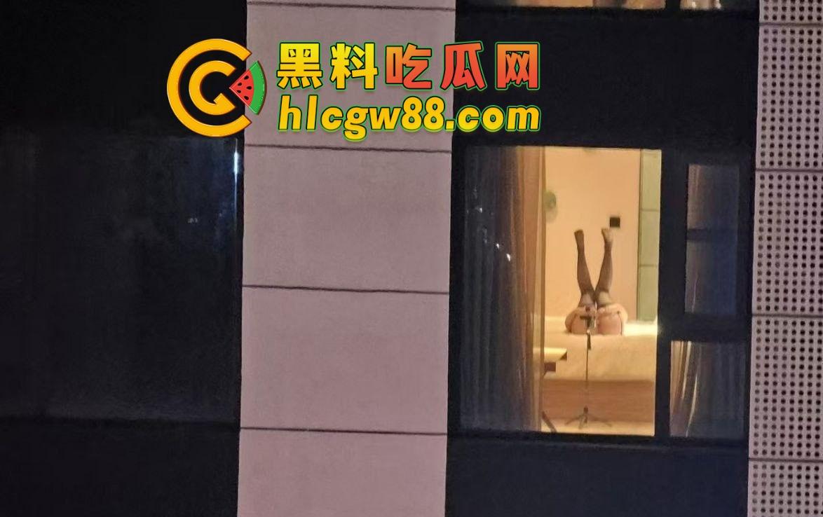 芜湖鸠江区YJ理发店楼上惊现骚操作,大哥一发火箭抖音美女博主『 鱼鱼骨』趴着掰逼自拍,窗帘都不拉!-7