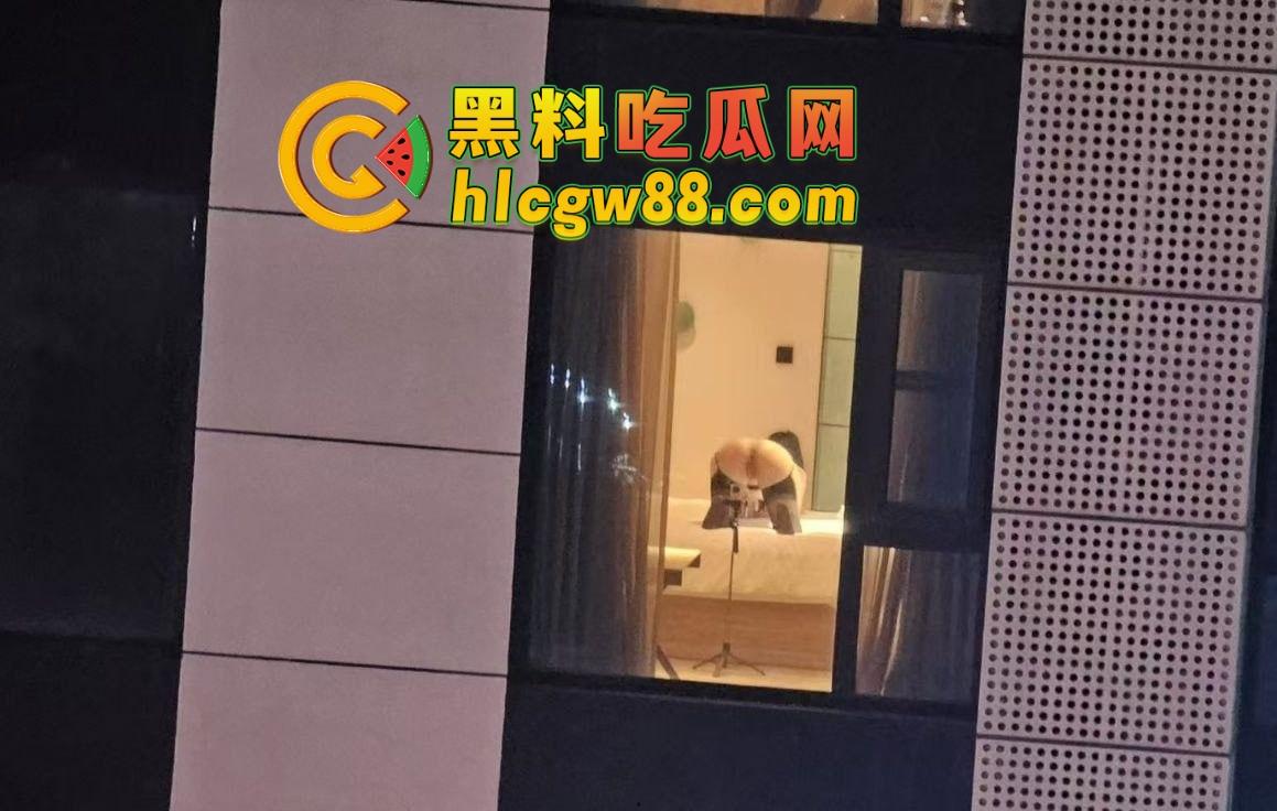 芜湖鸠江区YJ理发店楼上惊现骚操作,大哥一发火箭抖音美女博主『 鱼鱼骨』趴着掰逼自拍,窗帘都不拉!-9