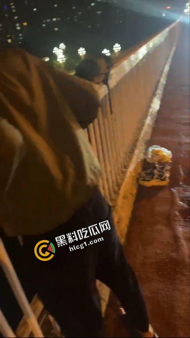 嘉陵江石门大桥一外卖小哥 送餐外卖被偷 一时间想不开 跳海自杀-2