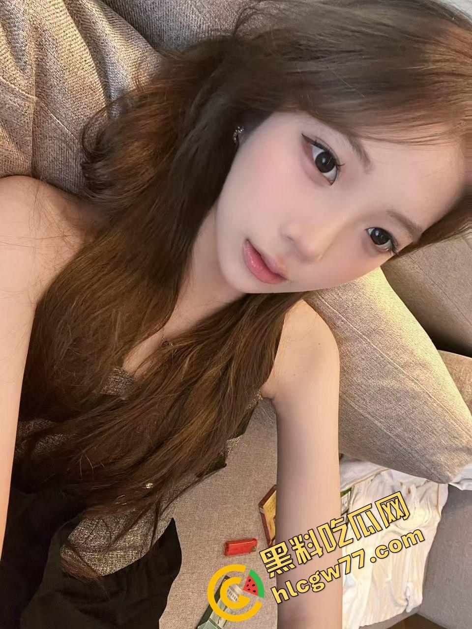 网友投稿聊了俩月终于约上极品少妇,结果床上骚得开口叫爸爸,老哥爆操根本刹不住!-4