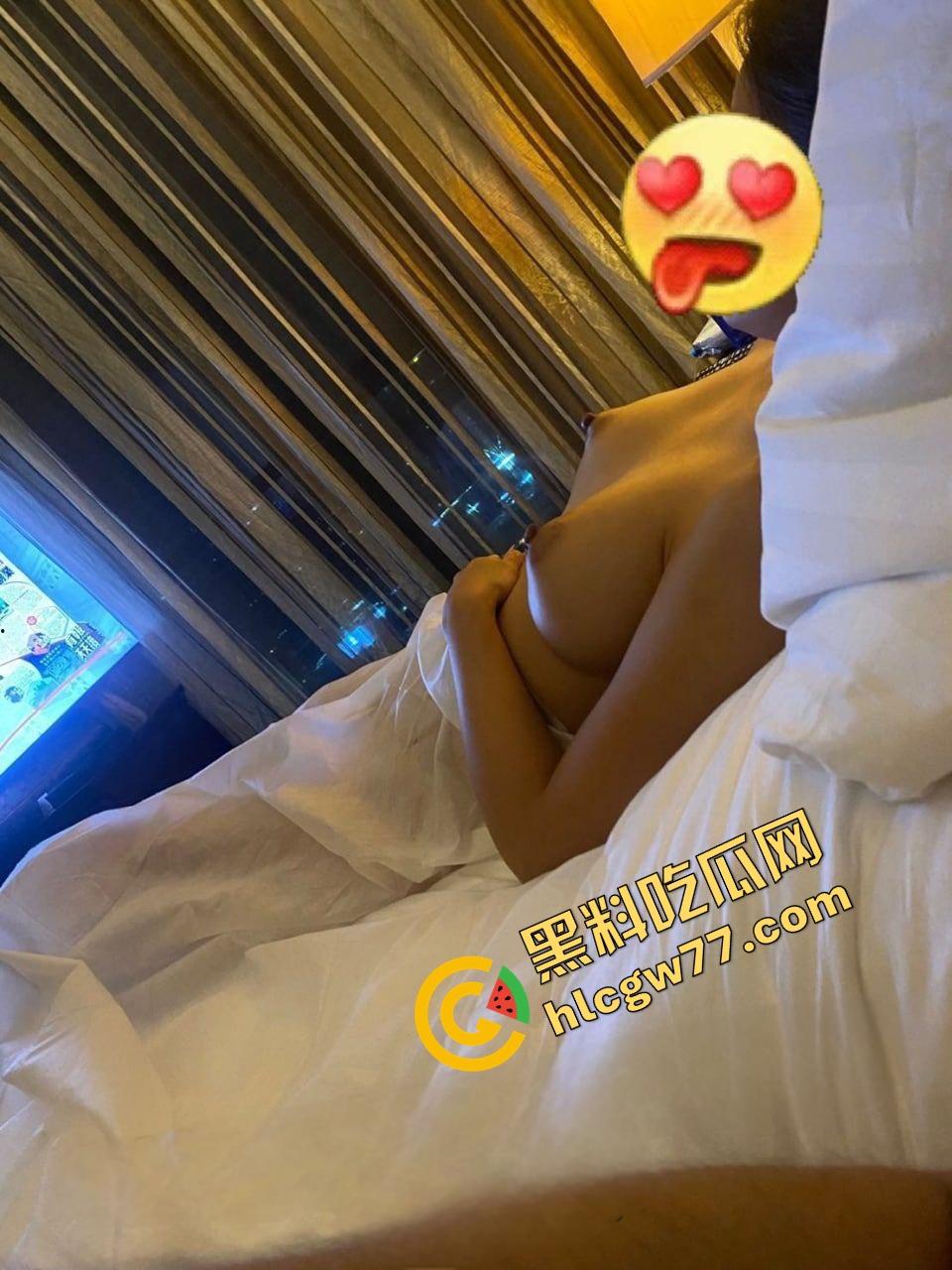 网友投稿聊了俩月终于约上极品少妇,结果床上骚得开口叫爸爸,老哥爆操根本刹不住!-10