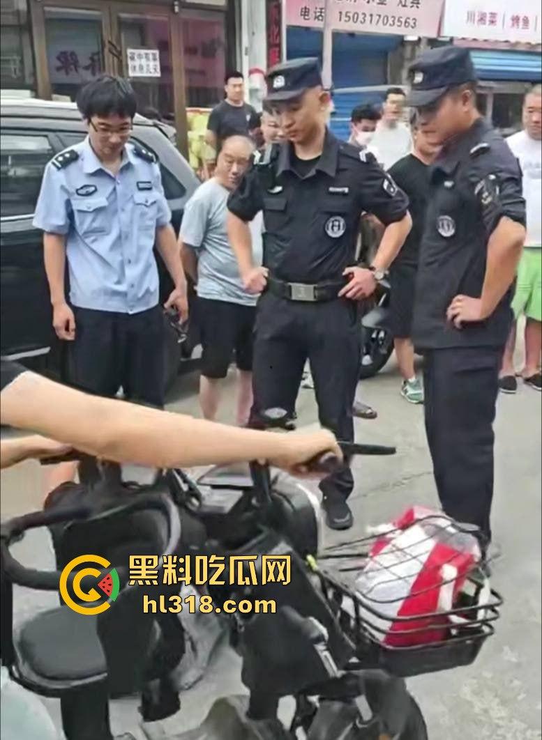 街头小伙斗殴秒变袭警大片，劫持路人当人质，被辣椒水伺候，嚣张得像犯罪片男主！-4
