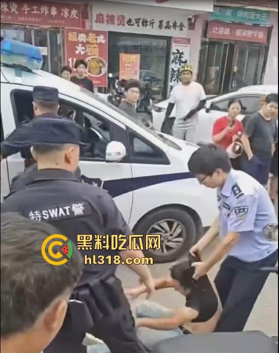 街头小伙斗殴秒变袭警大片，劫持路人当人质，被辣椒水伺候，嚣张得像犯罪片男主！-5