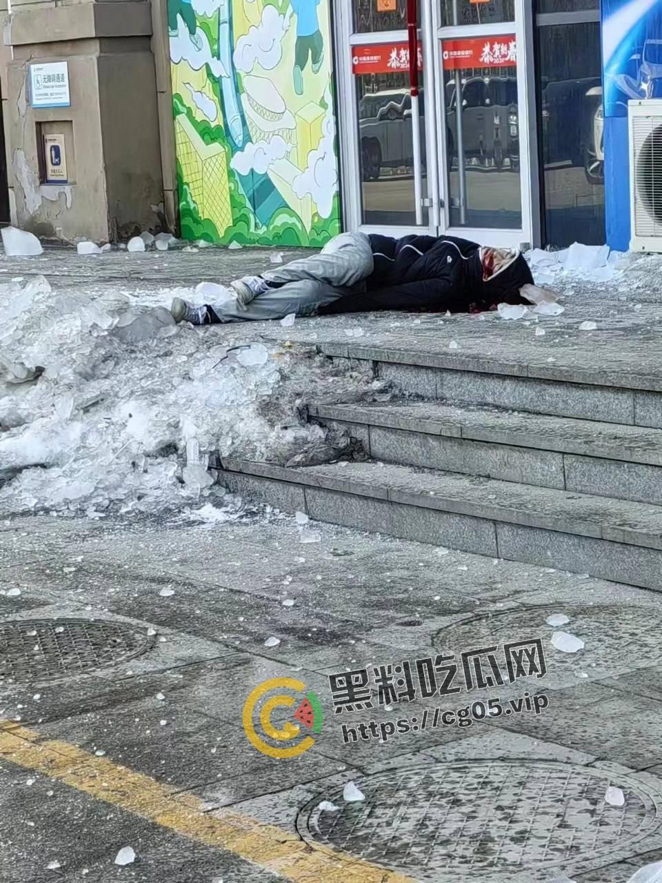 烟台鲁东大学 大学生被掉落冰锥砸中 抢救后身亡 现场画面曝光-4