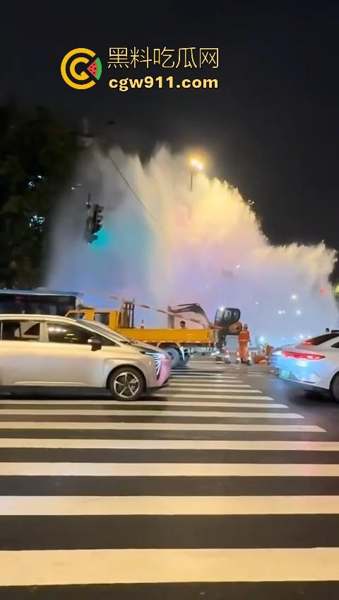 南京秦淮区万象天地自来水管大爆炸!疑似自来水主管道被施工挖断,现场洪水喷涌像个水上乐园一样!-7