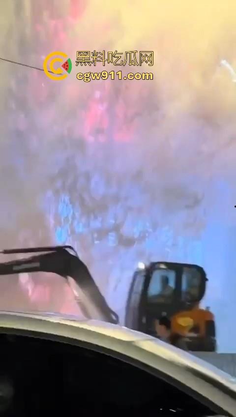 南京秦淮区万象天地自来水管大爆炸!疑似自来水主管道被施工挖断,现场洪水喷涌像个水上乐园一样!-8