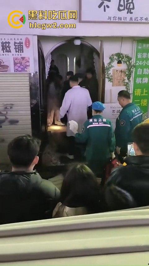 新乡大学城狗男女偷情惨遭爆锤 已婚男店主勾搭有夫之妇 结果被正主带人打趴奸夫淫妇 血溅女装店!-6