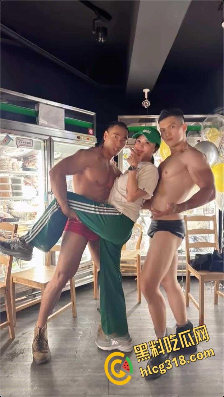 富婆包养腹肌男模,烧烤店玩高难度口交,M受虐属性尽显,带回酒店被各种姿势猛操,小粉穴都被操翻了!-2