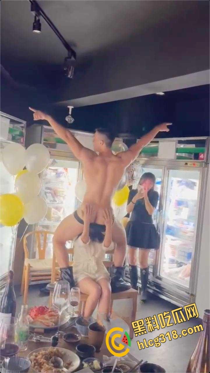 富婆包养腹肌男模,烧烤店玩高难度口交,M受虐属性尽显,带回酒店被各种姿势猛操,小粉穴都被操翻了!-4