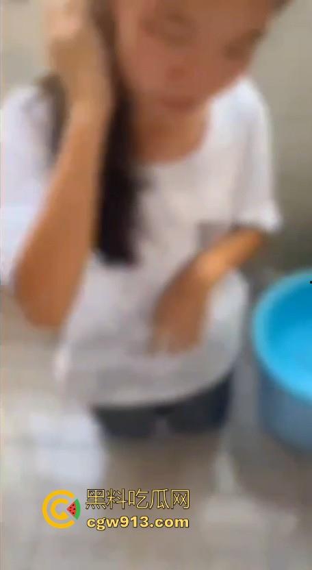 广西霸棱石桥中学霸凌事件曝光！八年纪多名女学生因琐事霸凌殴打一名小女生，这群人真他妈的不是人！-4