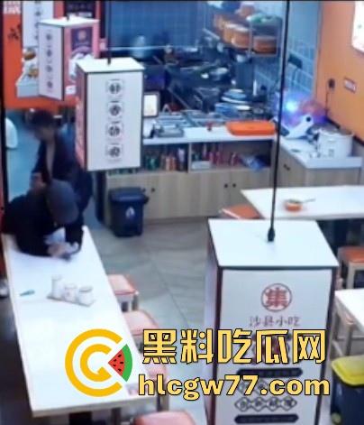 沙县小吃 猥琐男偷吻女生屁股 被监控拍下 哥们饥渴过头了 隔着裤子的屁股你能闻到什么啊!-1