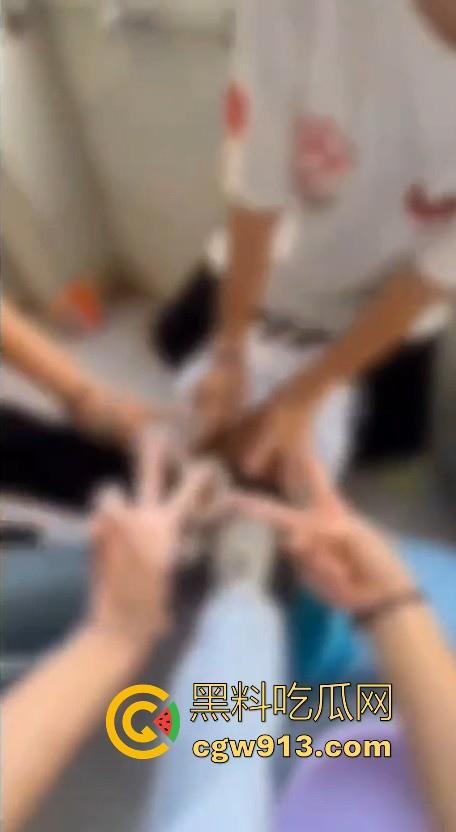 广西霸棱石桥中学霸凌事件曝光！八年纪多名女学生因琐事霸凌殴打一名小女生，这群人真他妈的不是人！-6
