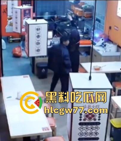 沙县小吃 猥琐男偷吻女生屁股 被监控拍下 哥们饥渴过头了 隔着裤子的屁股你能闻到什么啊!-2