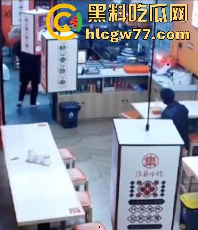 沙县小吃 猥琐男偷吻女生屁股 被监控拍下 哥们饥渴过头了 隔着裤子的屁股你能闻到什么啊!-3