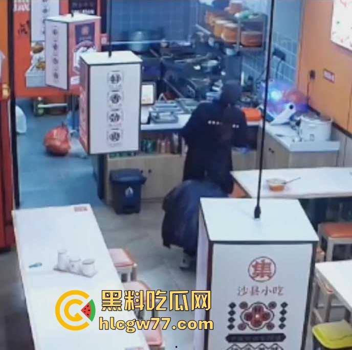 沙县小吃 猥琐男偷吻女生屁股 被监控拍下 哥们饥渴过头了 隔着裤子的屁股你能闻到什么啊!-4