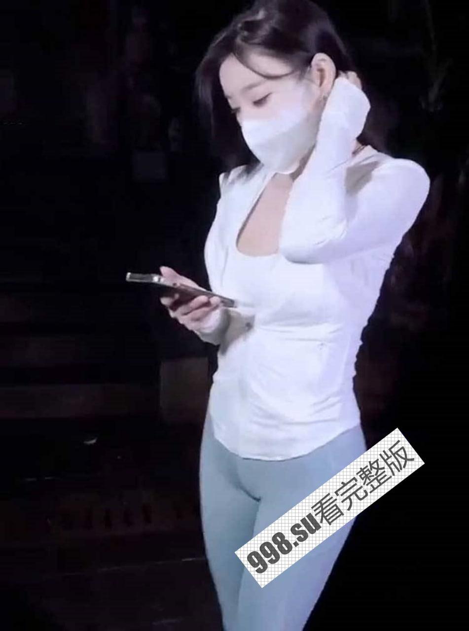 人气女神杨晨晨 剧情新作《猛男的大力冲击》身穿紧身瑜伽裤锻炼 被猛男对着镜子操-1