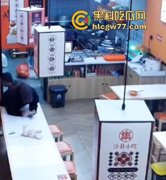 沙县小吃 猥琐男偷吻女生屁股 被监控拍下 哥们饥渴过头了 隔着裤子的屁股你能闻到什么啊!-5