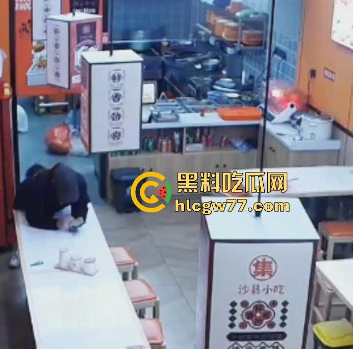 沙县小吃 猥琐男偷吻女生屁股 被监控拍下 哥们饥渴过头了 隔着裤子的屁股你能闻到什么啊!-6