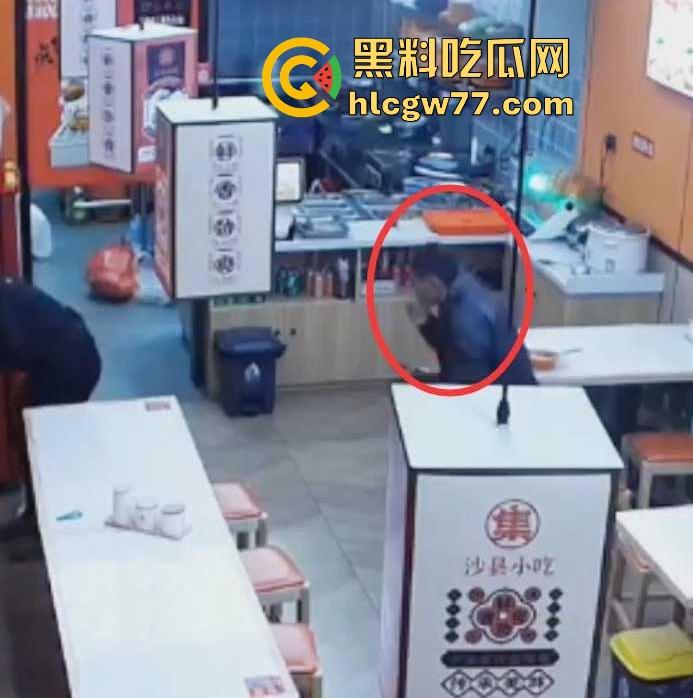 沙县小吃 猥琐男偷吻女生屁股 被监控拍下 哥们饥渴过头了 隔着裤子的屁股你能闻到什么啊!-7