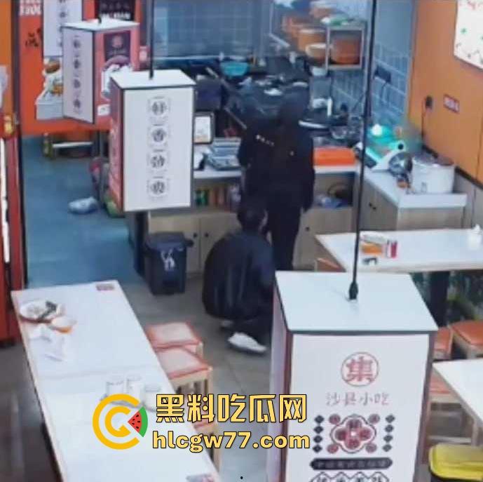 沙县小吃 猥琐男偷吻女生屁股 被监控拍下 哥们饥渴过头了 隔着裤子的屁股你能闻到什么啊!-8