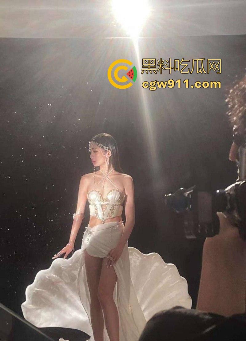 杭州外国语学院【肖璋慧】为取悦金主毫无下限 车震受虐3P无所不能,爽到浑身抽搐高潮不止!-4