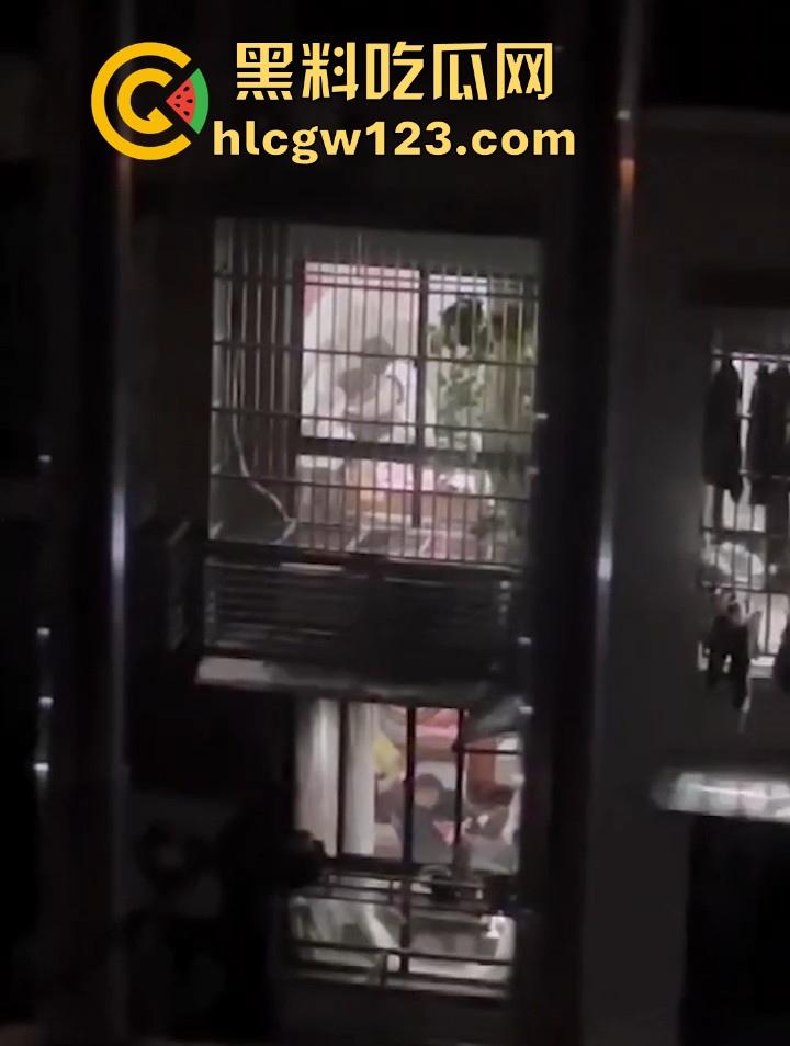 邻居夫妻客厅性爱 忘拉窗帘被偷拍 各种姿势变换激烈 从客厅干房间 画面火辣至极！-4