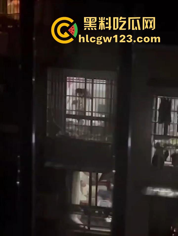 邻居夫妻客厅性爱 忘拉窗帘被偷拍 各种姿势变换激烈 从客厅干房间 画面火辣至极！-6