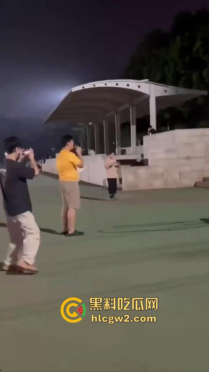 三亚北校区表白失败 男子向另一个男生求婚 吃瓜的直接被求到头上 无语问没事吧您? 真是搞笑社死!-3