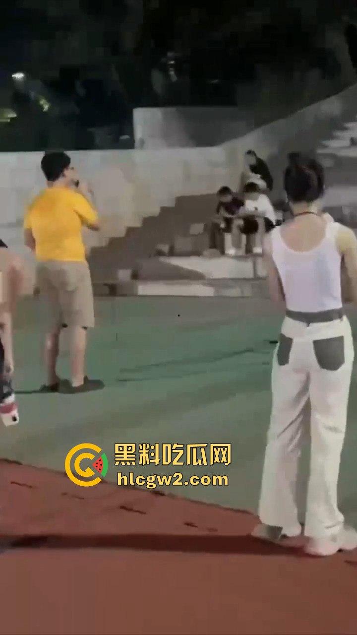 三亚北校区表白失败 男子向另一个男生求婚 吃瓜的直接被求到头上 无语问没事吧您? 真是搞笑社死!-4