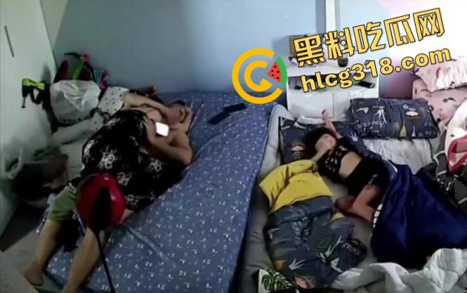 监控流出美少妇午休主动骑上丈夫要公粮,结果他睡得像死猪,儿子翻身险些撞上,枕边风都吹不醒的男人!-8