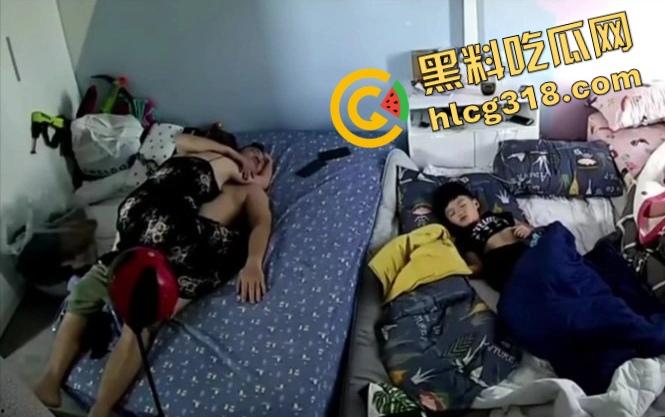 监控流出美少妇午休主动骑上丈夫要公粮,结果他睡得像死猪,儿子翻身险些撞上,枕边风都吹不醒的男人!-9