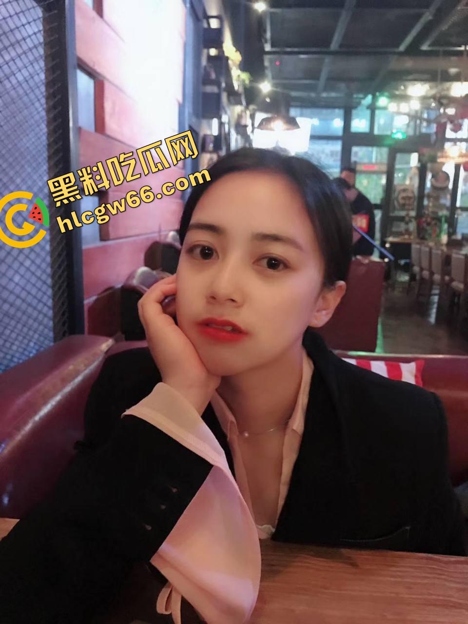 重庆财大新疆母狗『夏兹热丽』第一次刚破处就被拍下口吞脸射,鲍图奶照全网流出,干完还舔精自拍!-10