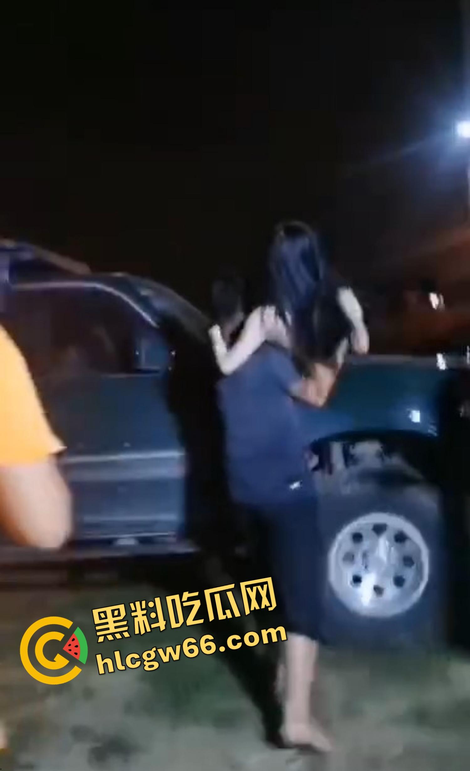 看完这场车友会直接原地升天,一群比基尼嫩模车顶扭屁股跳骚舞,屁股扭得像装了发动机,场面淫得离谱!-5