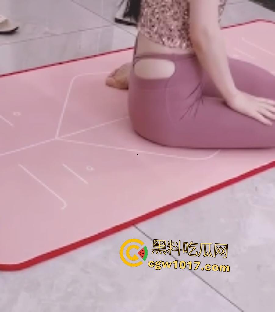 嫂子穿瑜伽裤勾引小叔子,争论性爱姿势后直接开干,家中狂野实验后入式,骚逼猛夹鸡巴,逼得射满肚子!-1