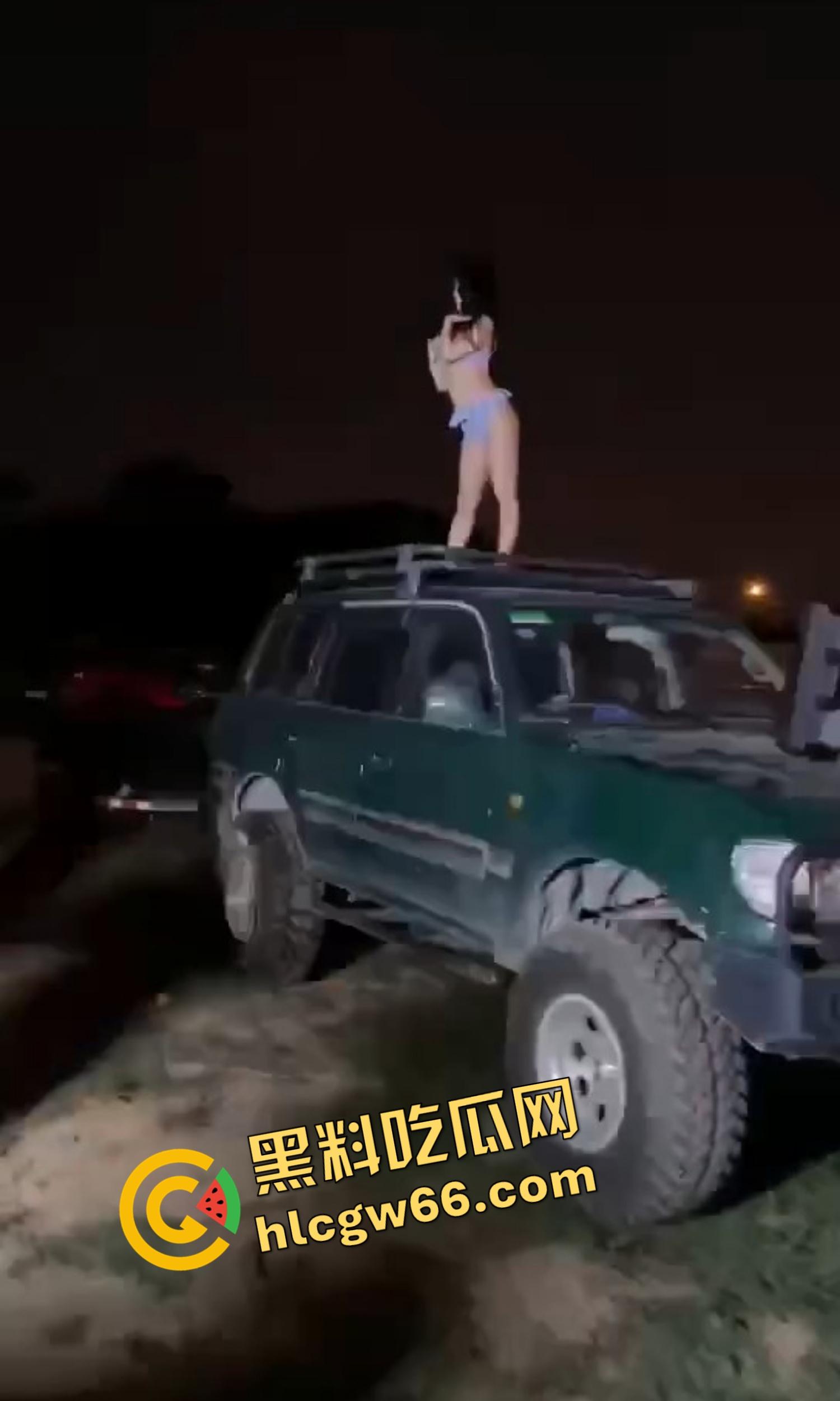 看完这场车友会直接原地升天,一群比基尼嫩模车顶扭屁股跳骚舞,屁股扭得像装了发动机,场面淫得离谱!-11