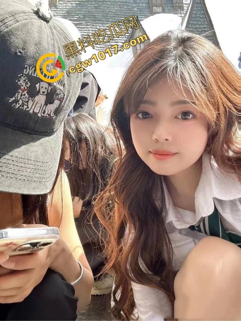 成都清纯学生妹【李丽霎】被黄毛调教爆操,内裤强行塞进小穴内,女上位乘骑画面无比风骚!-2