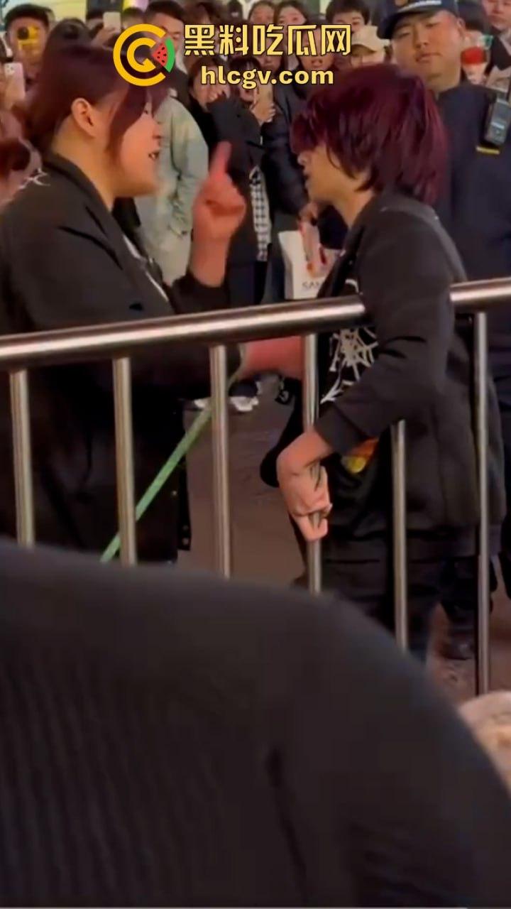 沈阳中街情侣吵架超带劲 旁边大哥忘情表演误摸警察屁股 全程搞笑沈腾看了都说妙-4