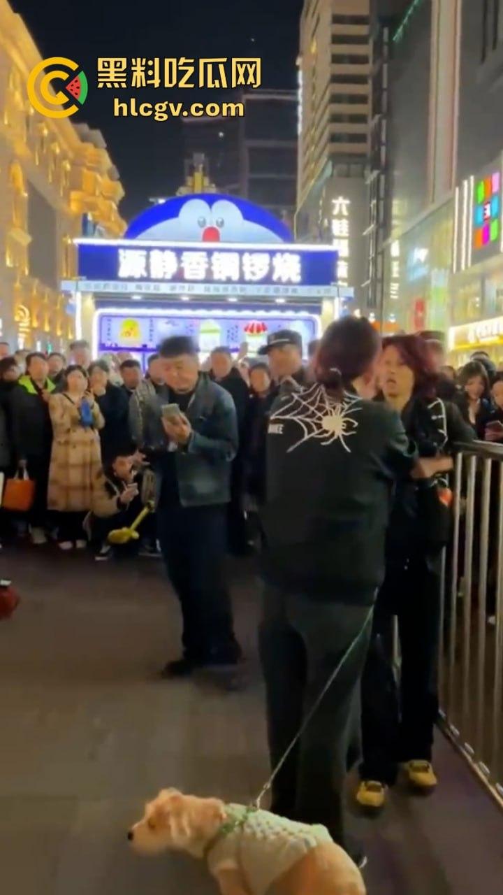 沈阳中街情侣吵架超带劲 旁边大哥忘情表演误摸警察屁股 全程搞笑沈腾看了都说妙-7