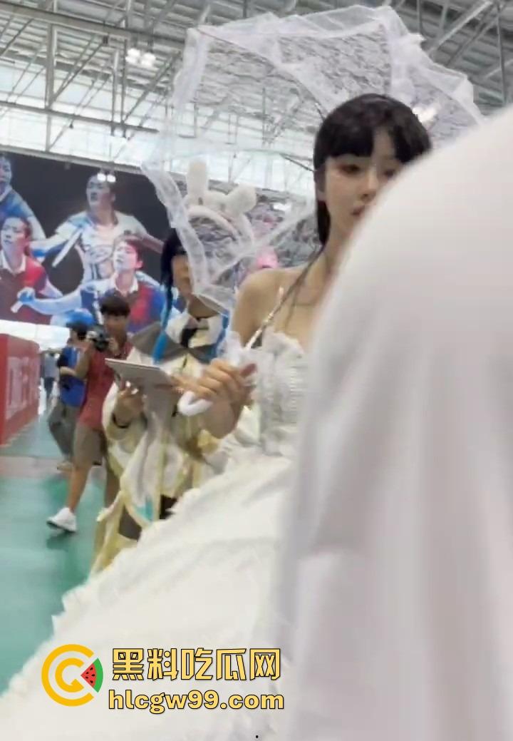 漫展福利拉满,双马尾JK女仆、白丝婚纱妹清纯亮相,抄底绅士们快冲,软萌萝莉妹子白内裤细节太绝!-1