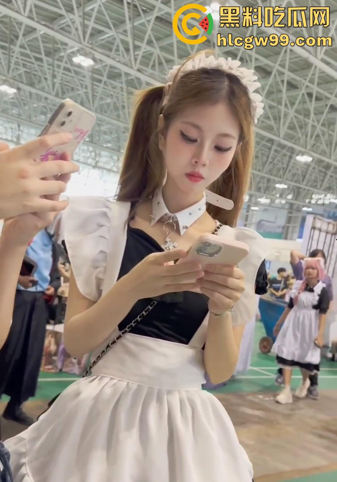 漫展福利拉满,双马尾JK女仆、白丝婚纱妹清纯亮相,抄底绅士们快冲,软萌萝莉妹子白内裤细节太绝!-5