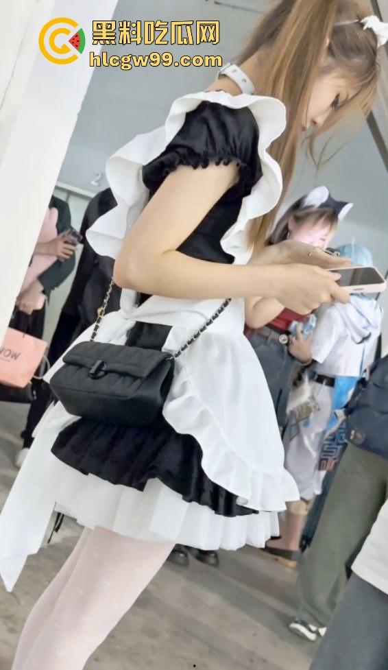 漫展福利拉满,双马尾JK女仆、白丝婚纱妹清纯亮相,抄底绅士们快冲,软萌萝莉妹子白内裤细节太绝!-8