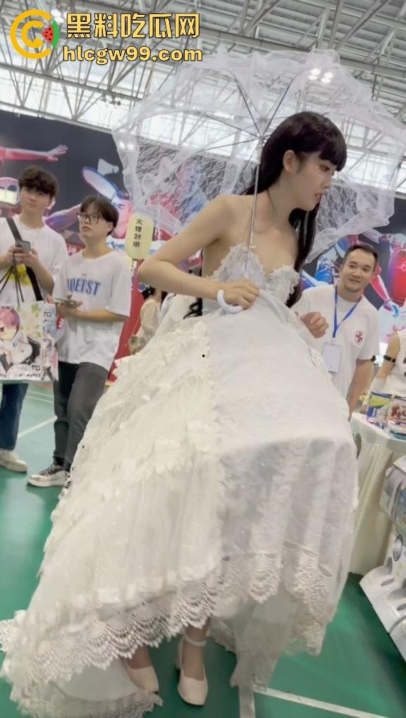 漫展福利拉满,双马尾JK女仆、白丝婚纱妹清纯亮相,抄底绅士们快冲,软萌萝莉妹子白内裤细节太绝!-9