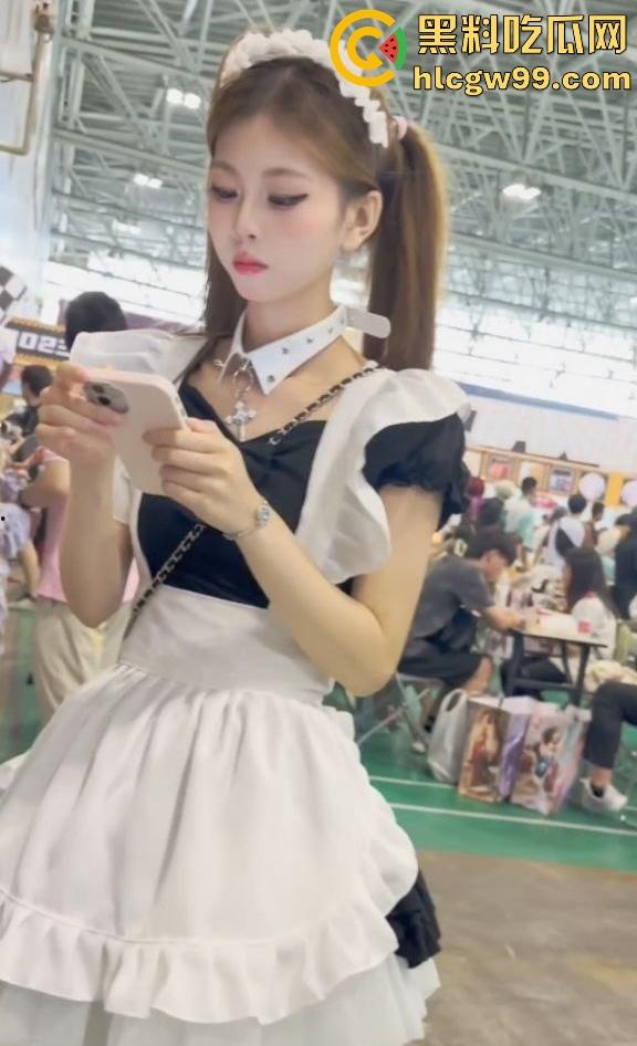 漫展福利拉满,双马尾JK女仆、白丝婚纱妹清纯亮相,抄底绅士们快冲,软萌萝莉妹子白内裤细节太绝!-14