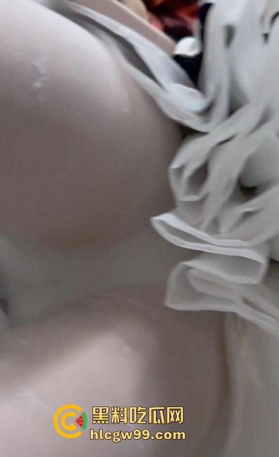 漫展福利拉满,双马尾JK女仆、白丝婚纱妹清纯亮相,抄底绅士们快冲,软萌萝莉妹子白内裤细节太绝!-19