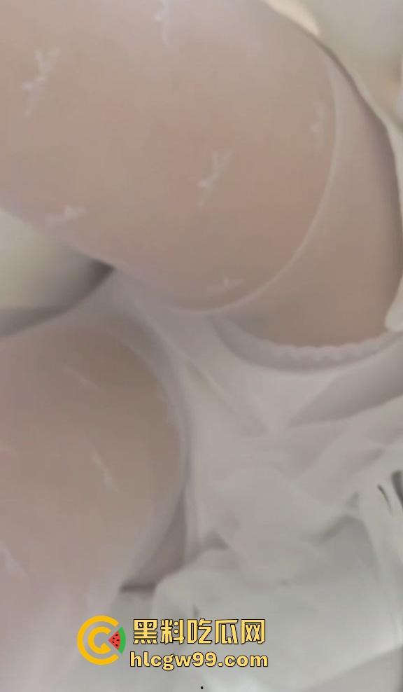 漫展福利拉满,双马尾JK女仆、白丝婚纱妹清纯亮相,抄底绅士们快冲,软萌萝莉妹子白内裤细节太绝!-21