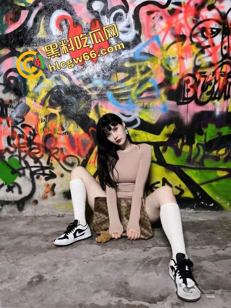 绿帽神人【icicis】操疯健身房!牵老婆勾瑜伽教练4P乱战,骚妻被群插射成精液储藏罐!-2