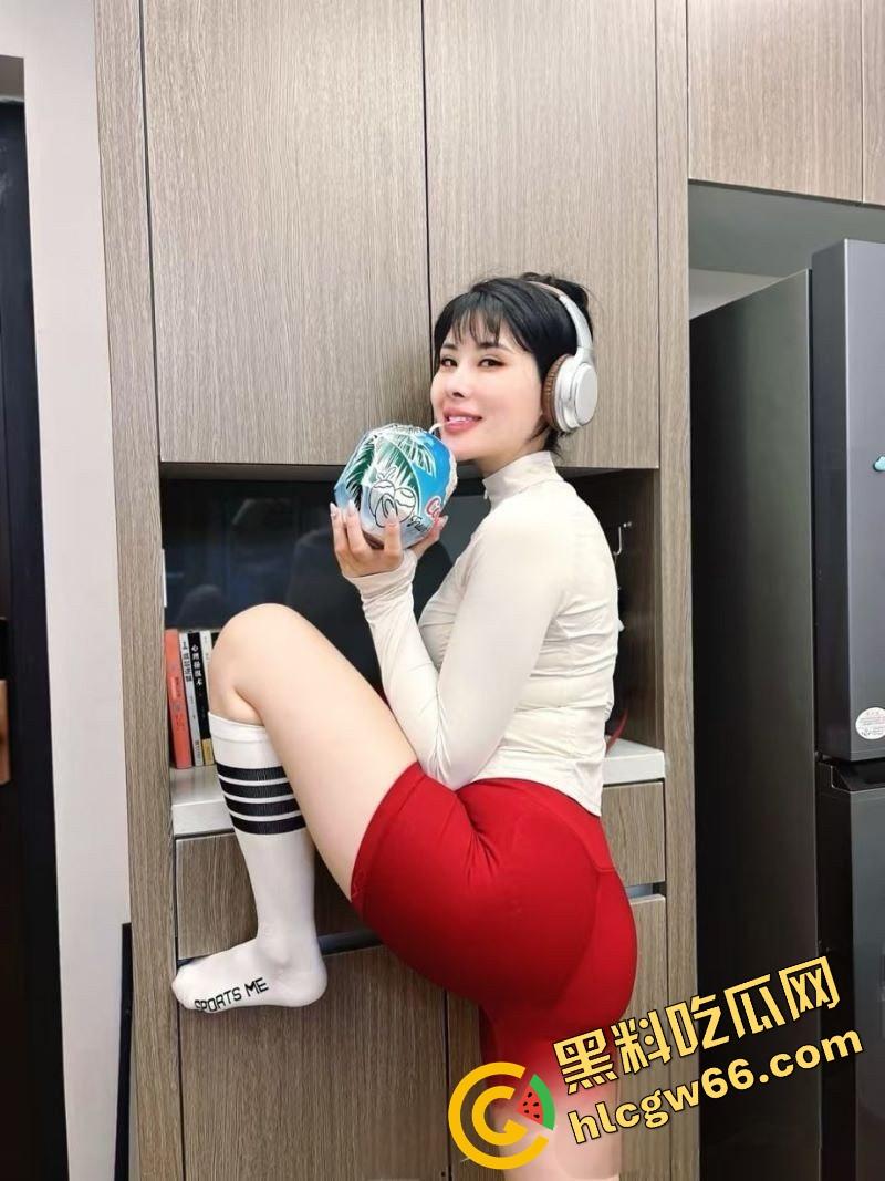 绿帽神人【icicis】操疯健身房!牵老婆勾瑜伽教练4P乱战,骚妻被群插射成精液储藏罐!-5