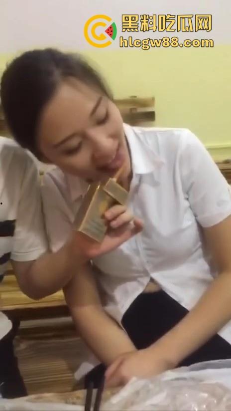 湖南极品骚货人妻【李洋洋】酒桌舔舐香烟勾引酒友,饭后直接亲自酒店展示,无与伦比的口交技术-2